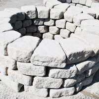 Очаг из колотого камня.