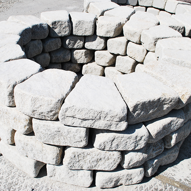 Очаг из колотого камня.